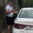 Фото: В сети появилось видео, где сочинка рассказывает об инциденте, который произошел 30 августа. Женщина ехала к себе домой и по пути ей дорогу перегородил автомобиль службы такси на Курортном проспекте. Моргание «дальним» и звуковой сигнал не помогли сдвинуть водителя с места.  Со слов сочинки, когда она вышла из своего автомобиля таксист воспринял это агрессивно и кинулся на нее с ножом, но когда женщина начала съемку закинул оружие обратно в машину.   По выявленной информации в сети следственный отдел по Хостинскому району города Сочи СКР по Краснодарскому краю возбудил уголовное дело по факту угроз убийством в адрес местной жительницы. Следователи проводят необходимые действия для установления всех обстоятельств произошедшего и сбора доказательств.  Ход расследования взят на контроль руководителем СК России по Краснодарскому краю.t.me/love_sochi - ТК Краснодар