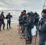 Спасатели и волонтёры чистят кубанские пляжи от мазута после крушения танкеров в Керченском проливе - LiveKuban.Ru