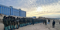 Более 1,5 тысячи волонтеров и военных участвуют в очистке пляжей Анапы от мазута - ТК Краснодар