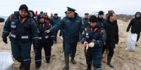 Глава МЧС России Александр Куренков посетил зону проведения работ по ликвидации разлива нефтепродуктов в Анапе и поселке Веселовка - МЧС