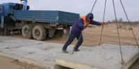 Временную дорогу строят в анапской станице для удобства передвижения техники к зоне уборки мазута - Кубанские Новости