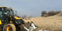 Шесть самосвалов мазута с песком собрали волонтеры из Краснодара на пляжах Анапы - Комсомольская Правда