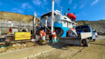 С кормы танкера «Волгонефть-239» выносят оборудование