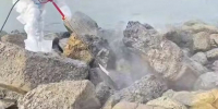 Спасатели начали отмывать мазут с камней в морпорту Анапы - Газета Краснодарские известия