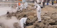 В Анапе продолжают очищать камни и воду от мазута с помощью сорбента - Комсомольская Правда