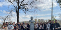Студенты факультета адаптивной и оздоровительной физической культуры приняли участие в возложении цветов к памятнику Ю.А. Гагарина. - КГУФКСТ