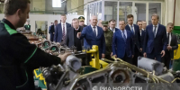 Медведев и Кондратьев провели совещание на бронетанковом заводе в Армавире - Комсомольская Правда