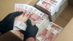 Курьер забрал у школьника сейф с деньгами после звонка мошенников в Петербурге