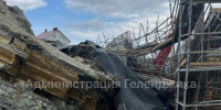 Спасатели ищут троих человек под завалами после обрушения грунта в Геленджике - Газета Краснодарские известия