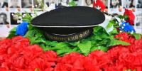 С берега Геленджикской бухты на воду спустили венок с бескозыркой в честь моряков-черноморцев - Кубанские Новости