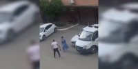 Пьяный краснодарец разбил топором стекло иномарки соседки из-за парковки - Кубанские Новости