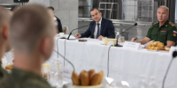 Вениамин Кондратьев встретился с призывниками Президентского полка - Газета Кубань Сегодня