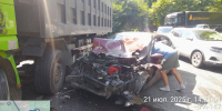 На сочинской трассе легковушка залетела под грузовик - Югополис