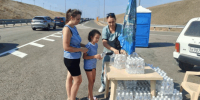 Две точки раздачи воды организованы перед Крымским мостом из-за пробок - Газета Краснодарские известия