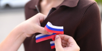 Краснодарцам ко Дню Государственного флага России раздают ленточки триколора - Администрация города Краснодар