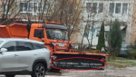 Работник украсил снегоуборочную машину патриотическим слоганом в Звенигороде