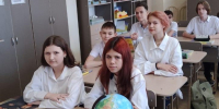 В кабинете географии установлена Парта героя РГО. Фото: школа №110 г. Краснодара - Краснодарское отделение РГО