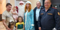 Дед Мороз специального назначения вручил новогодний подарок школьнице из Краснодара - Росгвардия