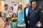 Дед Мороз специального назначения вручил новогодний подарок школьнице из Краснодара