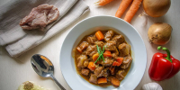 Тушим мясо по-кавказски: сочные кусочки в ароматной овощной подливе тают во рту - Кубанские Новости