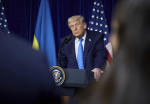 Средний палец от Трампа: оскорбивший президента США рабочий  получил неприличный ответ, а также за сутки собрал полмиллиона долларов