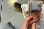 Когда коммунальщики обязаны заменить лампочку и покрасить стены в подъезде