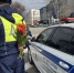 Цветочный патруль: в Краснодаре сотрудники ДПС поздравили автоледи в преддверии 8 Марта - Кубанские Новости