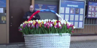 Полицейские в Анапе вручили женщинам около трёх тысяч тюльпанов к 8 Марта - Газета Кубань Сегодня