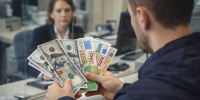 Мужчину задержали за попытку обмена фальшивых купюр в банке Москвы - Газета Краснодарские известия