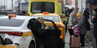 В Краснодаре таксист, требовавший у жены участника СВО деньги за возврат документов, пытался сбежать от полиции - LiveKuban.Ru
