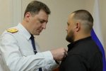 Александру Воеводе вручена медаль СКР за то, что обезвредил напавшего на торговый центр в Краснодаре злоумышленника