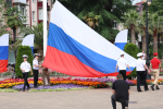 В Краснодаре подняли российский триколор в День Государственного флага