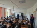 Пожарный в кабинете проводит открытый урок для школьников