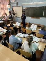 Пожарный в кабинете проводит открытый урок для школьников