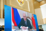 На фото — видеотрансляция с участием Президента России Владимира Путина.