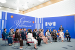 На фото — торжественное мероприятие ко Дню учителя в Минпросвещения России: в зале сидят участники в деловой одежде, справа Министр просвещения РФ Сергей Кравцов с микрофоном выступает перед аудиторией на фоне баннера с надписью «С Днём Учителя!».
